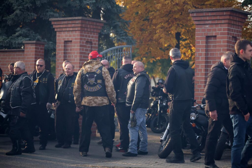 Trauerfeier für Henry Behr am 18.10.2024 in Gräfenhainichen, „Rowdys Eastside" in Kutte