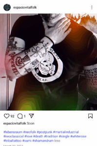 Espacio Vital mit abgewandeltem SS-Totenkopf (Death in June) und Hakenkreuz-ähnlichem Tattoo sowie der im NS verwendeten "Odal-Rune" auf dem Finger; Quelle: Instagram